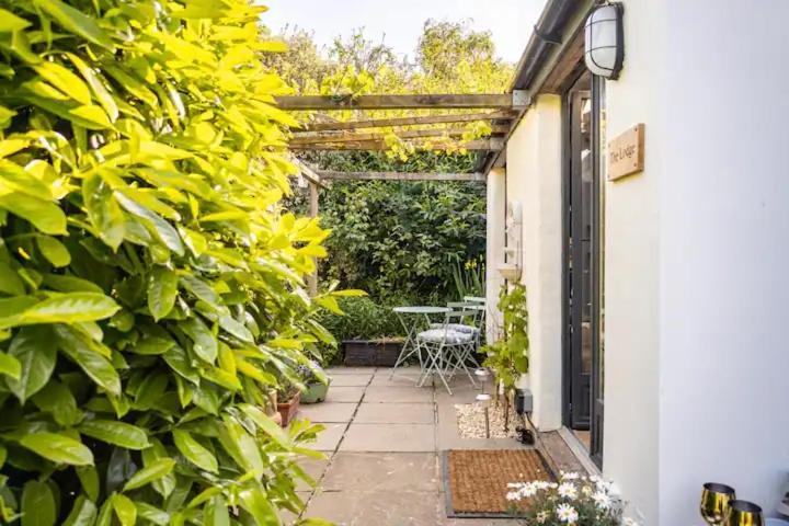 The Lodge - A Tranquil Escape Atworth Exterior foto
